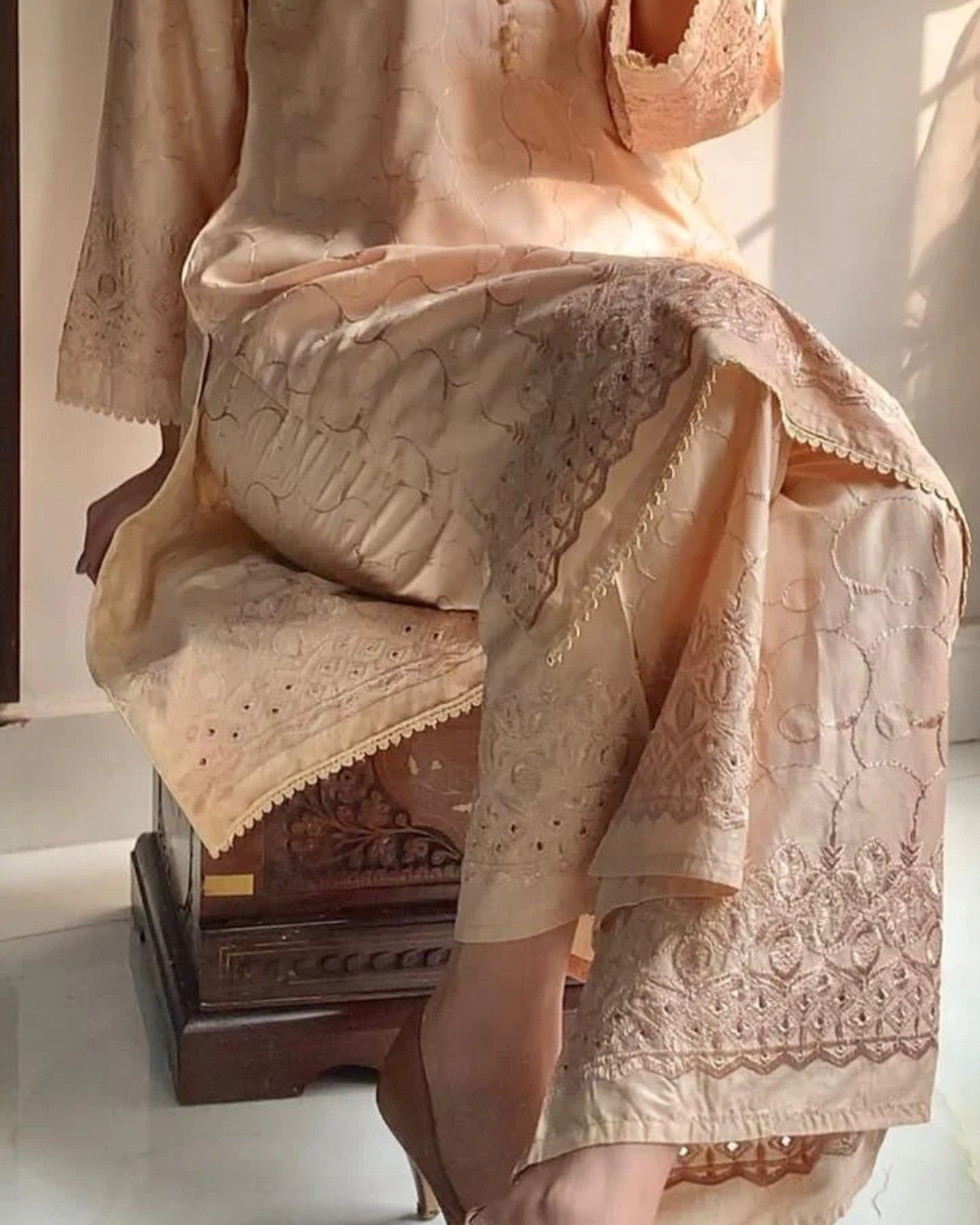 Monochrome Chikankari -2pc Embroidered