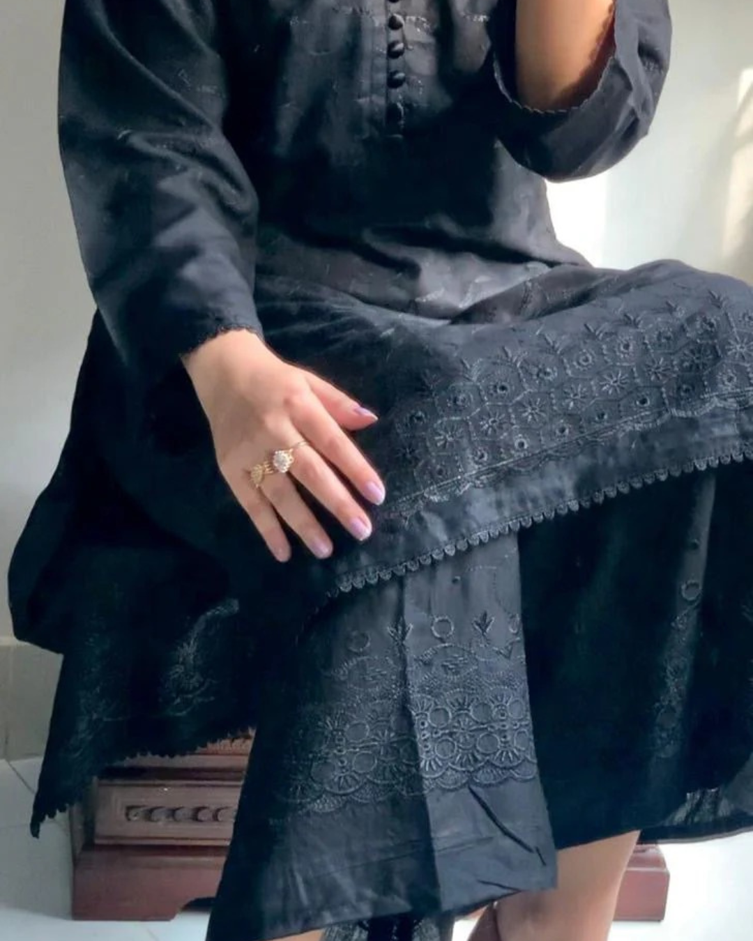 Monochrome Chikankari -2pc Embroidered